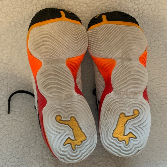 Boys, Size 5.5,Good Condition,White,Nike LeBron 16 - Picture 5 of 6